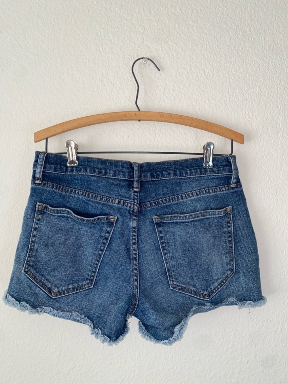 🛍️GAP 3” denim jean shorts! - Picture 4 of 9